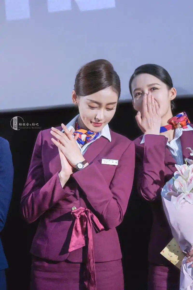 小爱出席电影《中国机长》首映会啦新鲜出炉的空姐爱,请接住我们的