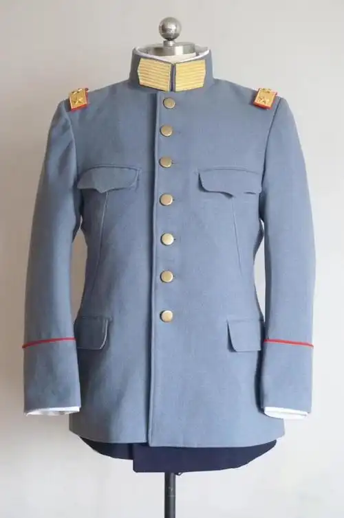 第一种就是早期装备的北洋陆军民国元年式军官制服,服装面料采用粗呢