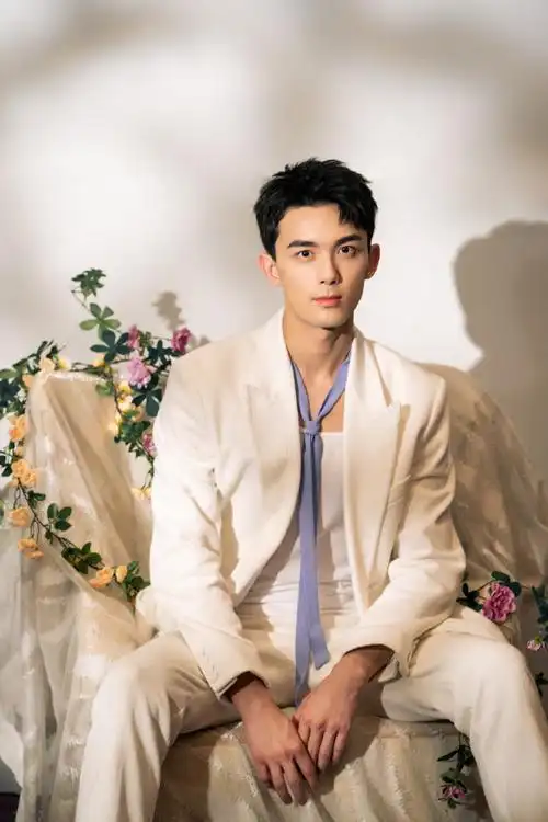 听吴磊说早安##吴磊白色西服造型