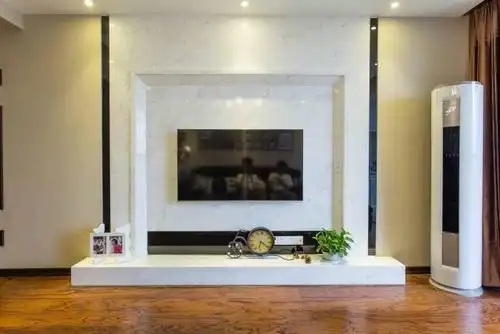 电视墙设计的很简洁,白色的背景墙,黑色边框的勾勒,体现出了设计的