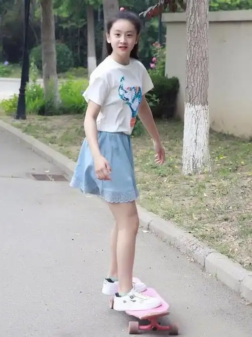 森碟滑板照曝光,穿卡通t配短裙元气十足,12岁这腿长令人羡慕