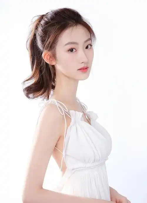 杨雨潼可爱又俏皮的99年中戏校花