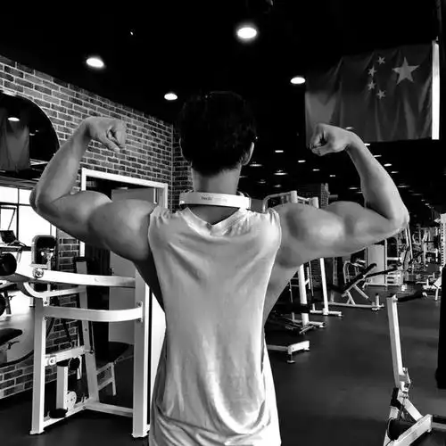 刷爆健身圈的肌肉男神撸铁蜕变好身材因神似谢霆锋而走红