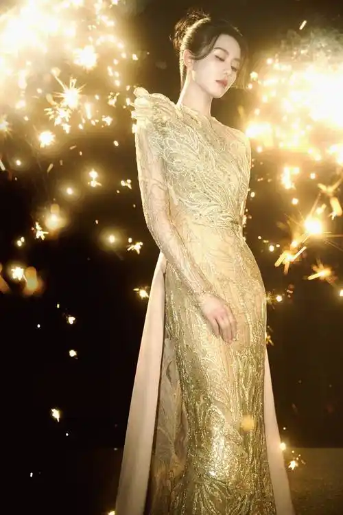 刘诗诗穿露背裙置身花火间光影交错勾勒梦幻画卷