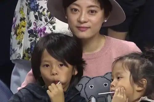 孙俪带儿子女儿在央视露脸,网友:确认过舞姿,是超哥亲生的