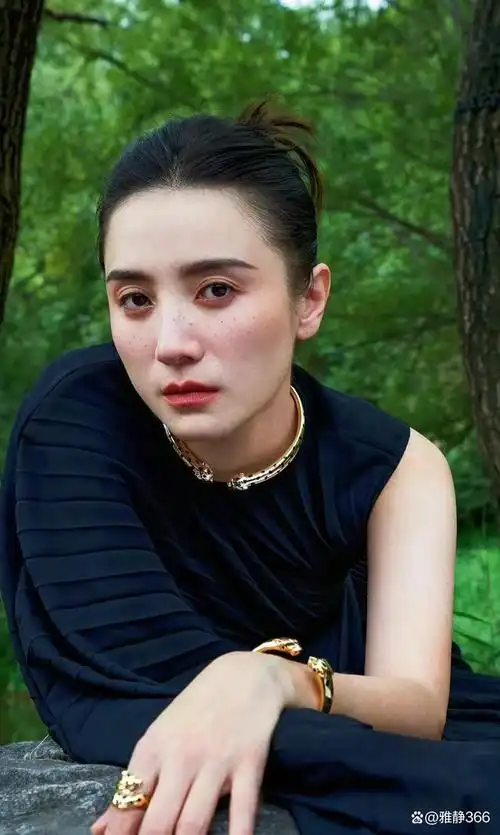 在她的演艺生涯中,宋佳出演了多部热门影视作品,她的演