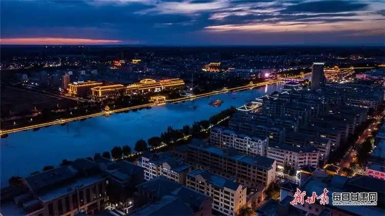 航拍敦煌市夜景-国际在线