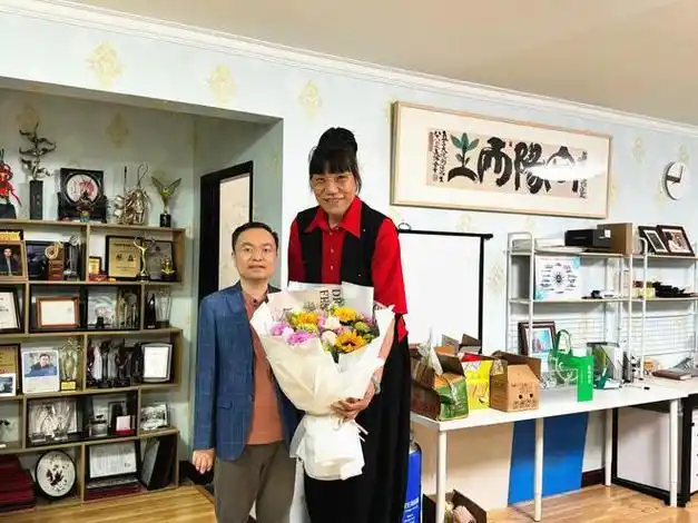 郑海霞做感人决定现身蔡磊直播间57岁无儿无女丈夫神秘消失