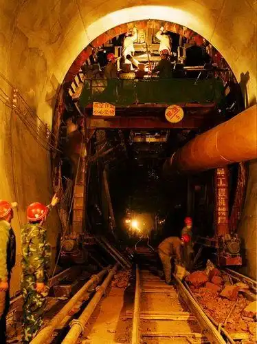 net/ 风火山隧道口及内部施工现场     在风火山