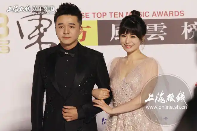 上海电视台美女主播万蒂妮挽男伴走红毯深v露事业线结果人尴尬了