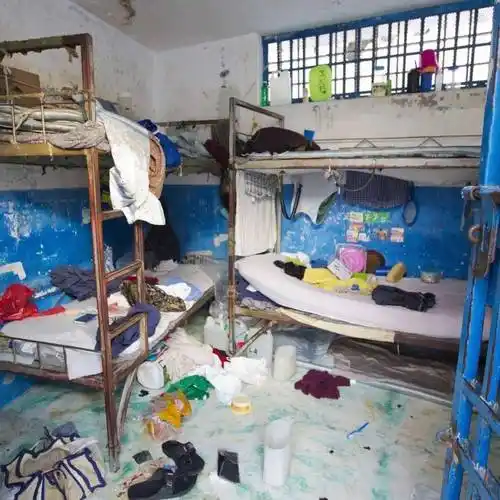 七星级监狱奢华似天堂囚犯白吃白住还能拿工资网友看完气到吐血