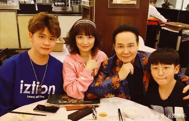 69岁孟飞罕晒全家福,与小20岁娇妻似同龄人,为保年轻自曝爱拉皮