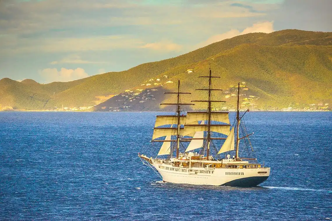 今日的加勒比海,依然航行出没着,大航海时代的风帆舰船