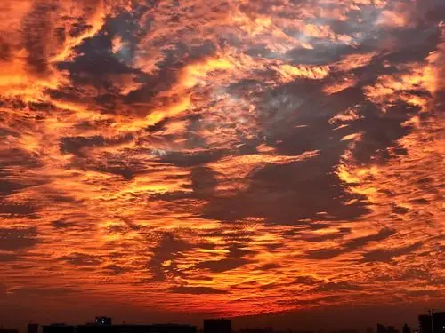 昨天傍晚广州天空出现的火烧云,时间持续三分钟.