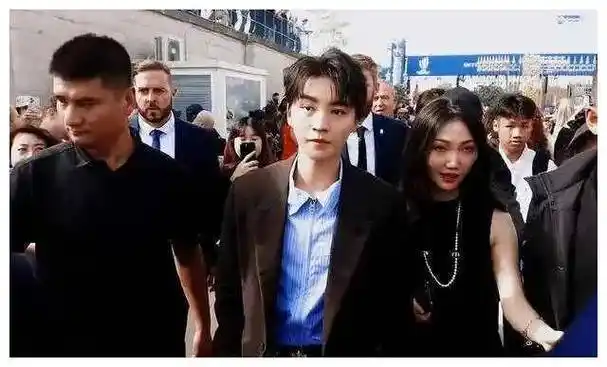 王俊凯恋爱传闻疑云,与经纪人杨柳恋情曝光!_明星_形象_公众