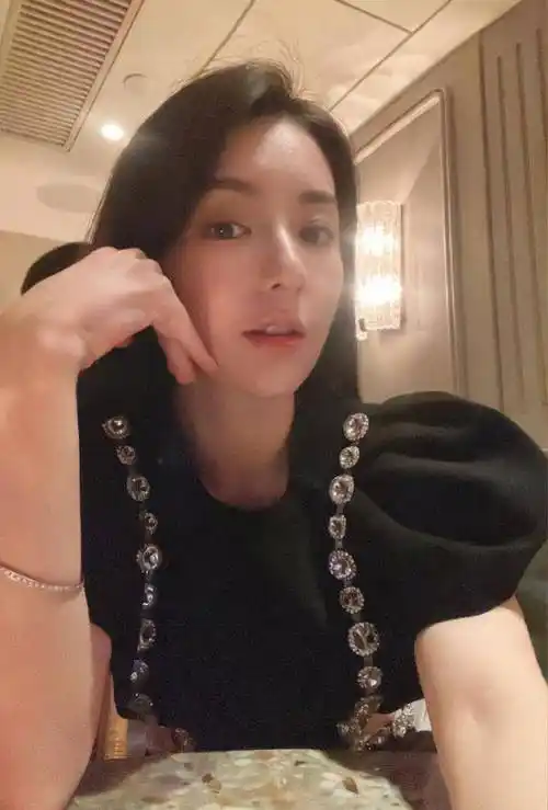 方媛晒新年全家福,点赞和郭富城幸福评论,计划回安徽老家省亲_女儿