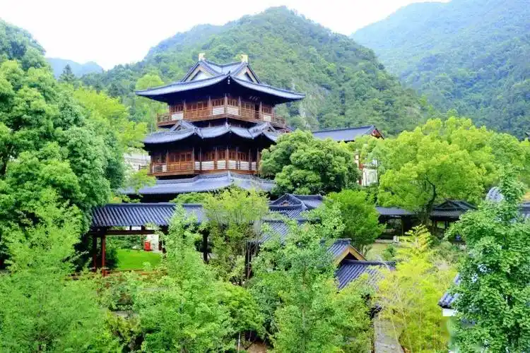 山腰上的园林式寺院
