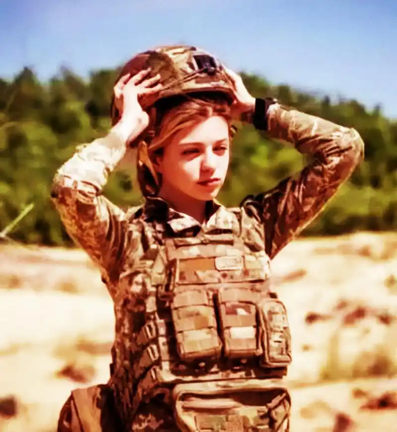 乌克兰女兵艾琳娜上战场前晒出身着军装的照片.