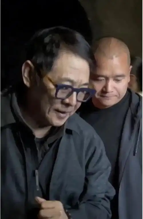 李连杰现身五台山!走道都快迈不开步了!蹒跚而行,宛若八十老翁