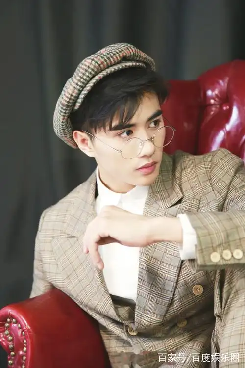 魏伸洲 英伦写真 新晋小生 质感少年甜笑撩人又有俏皮坏笑