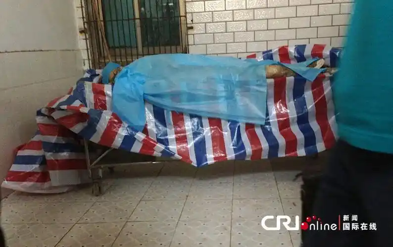 在见完女儿杨丽君遗体后,母亲付顺秀被搀扶着走出殡仪馆,放声痛哭