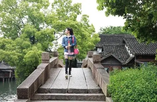 张柏芝高马尾造型青春靓丽 漫步乌镇气质恬静优雅