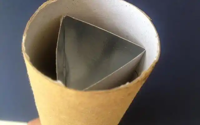 今天我们就一起学习用纸筒手工制作万花筒的方法.