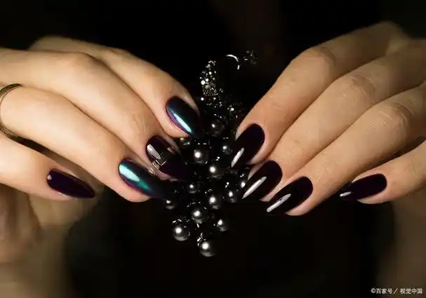 黑色美甲:时尚界的永恒经典,展现无与伦比的魅力与风采