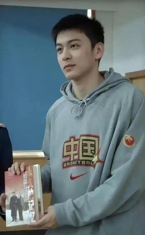 断腕耀京城"的意气少年,到如今西装革履站在场边运筹帷幄,杨鸣从来不