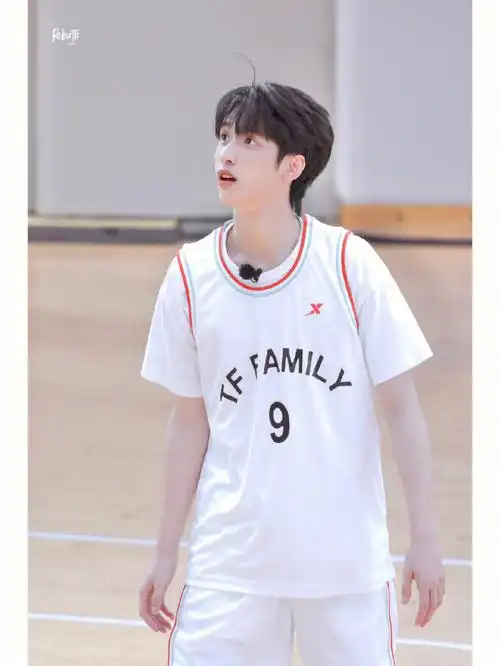 严浩翔运动会站姐图top篮球服篇