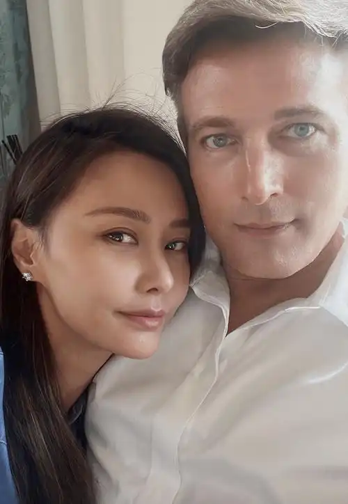 马雅舒晒全家装饰圣诞树,爸爸教育孩子要善良,9岁女儿身高超妈妈肩膀