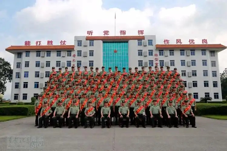 合影留念军旅人生择路另起,是转折,也是又一段征程的开始.