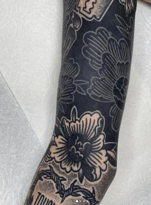 为了遮盖图案的最终效果,纹身师也可能要求将黑色部分进行二次刷黑.