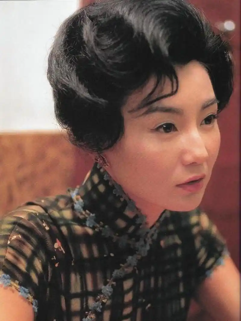 张曼玉就很适合穿旗袍,有种古韵美感