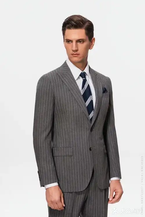 灰色竖条纹西服