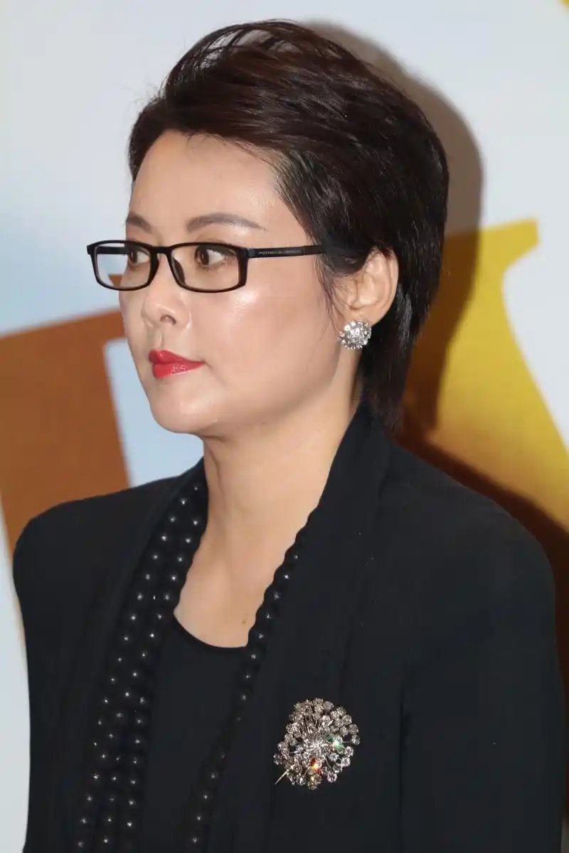 原创46岁袁立改走知性路线面露霸气真潇洒身材臃肿胖若两人