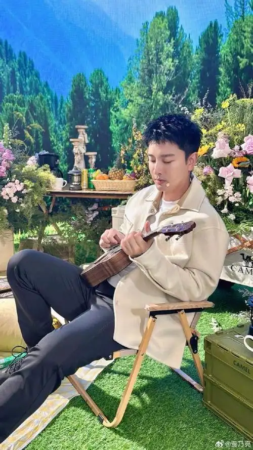 甜馨送奖杯为贾乃亮庆生贴脸合影超幸福越来越像李小璐有气质