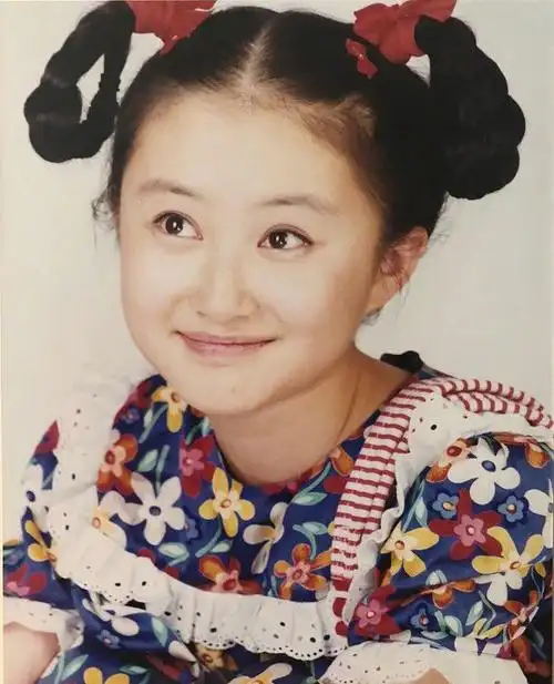 舒畅晒童年照尽显灵气,网友:不愧是逆生长的小仙女!