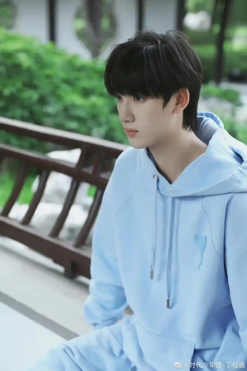 丁哥旧照片也多发发,我们爱看,这套衣服好好看 好奶!#丁程鑫 - 抖音