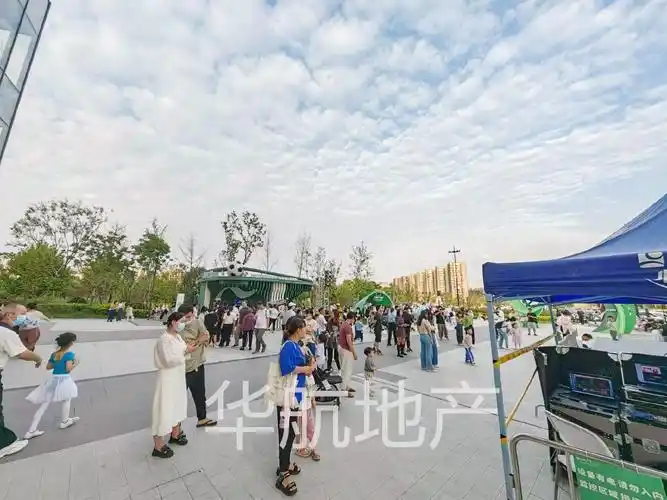 (出售) 丁兰广场超大拐角星巴克  年租金75万  震撼来袭