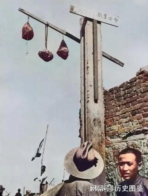 1937年哈尔滨小鬼子将抗日游击队员的头颅高高悬挂起来