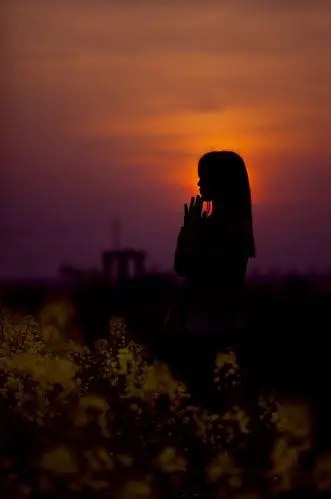 油菜花田下的忧郁美女