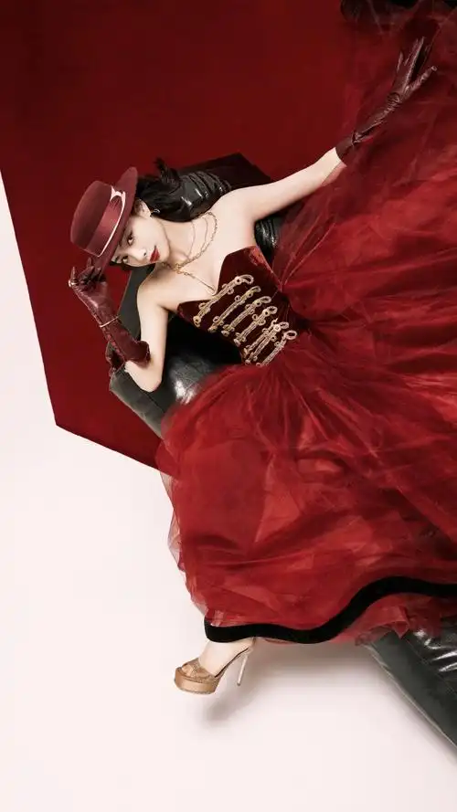红色摩登复古女郎许佳琪95#微博之夜