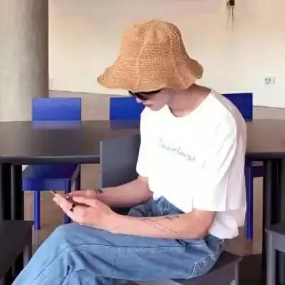 男生帽子控头像 男生侧脸戴帽子头像