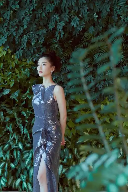 江疏影星光大赏一袭美人鱼裙又美又飒气质高级太好看