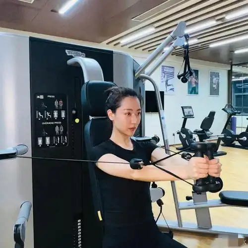 白冰罕晒健身照,素颜出镜状态超好,皮肤白里透红好养眼|白冰|超好