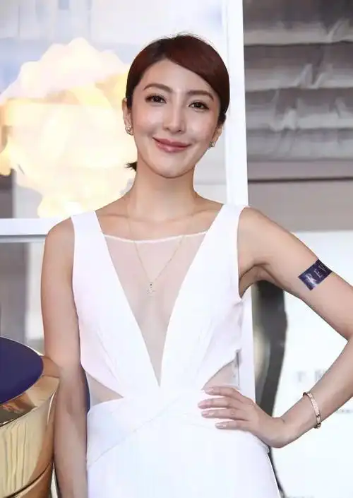 台湾女星杨谨华皮肤亮的反光身上捆绑两条带子很有窈窕的感觉