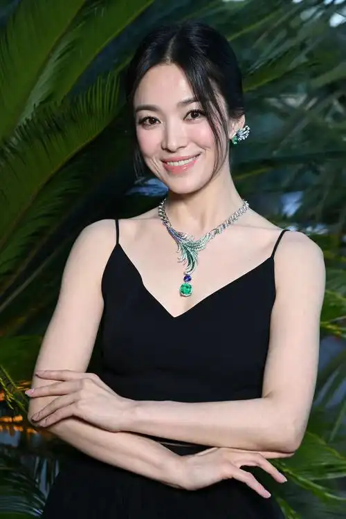 40岁宋慧乔近照曝光,无美颜无滤镜气质动人,穿吊带裙尽显身材