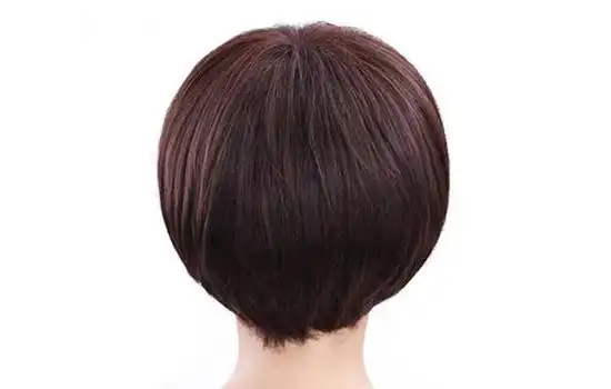 蘑菇头相对来说比较长,剪到耳朵以下,而且整个发型看起来会比较蓬松与