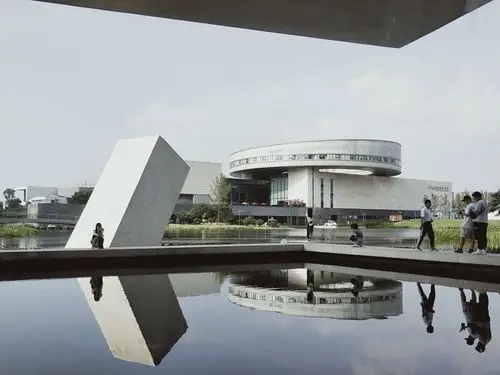 严明《长皱了的小孩》签售活动在谢子龙艺术馆进行